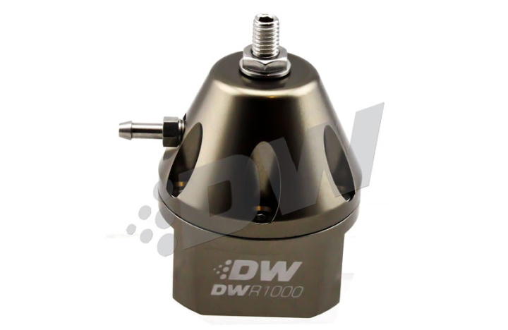 DWR1000 adjustable fuel pressure regulator, anodized titanium. Dual -6AN inlet and -6AN outlet. Universal fitment in the group Tuning / Fuel system / Fuel pressure regulator FPR at DDESIGN Scandinavia AB (6-1000-FRT)