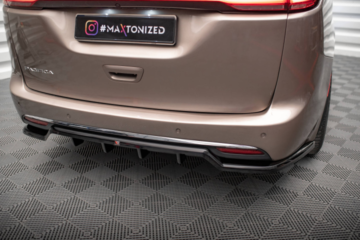 Chrysler Pacifica Mk2 2016-2020 Central Rear Splitter (With Vertical Bars) V.1 Maxton Design in the group Select car model / Chrysler / Pacifica at DDESIGN Scandinavia AB (CHR-PA-2-RD1G-RD2G)
