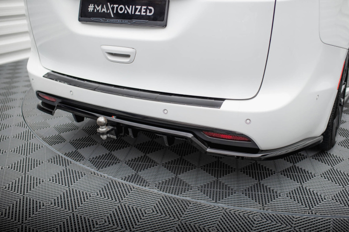 Chrysler Pacifica Mk2 Facelift 2020+ Central Rear Splitter (With Vertical Bars) V.1 Maxton Design in the group Select car model / Chrysler / Pacifica at DDESIGN Scandinavia AB (CHR-PA-2F-RD1G-RD2G)
