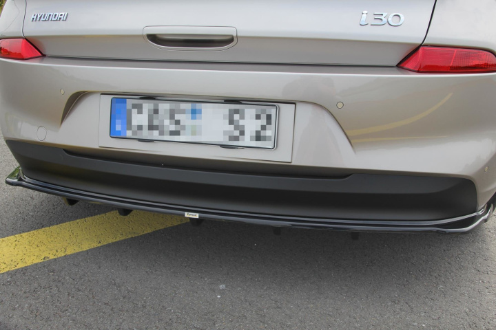 Central Rear Splitter (WITH Vertical Bars) Hyundai I30 Mk3 Hatchback Maxton Design in the group Select car model / Hyundai / I30 (PD) 17+ / Styling at DDESIGN Scandinavia AB (HY-I30-3-RD1-RD2G)