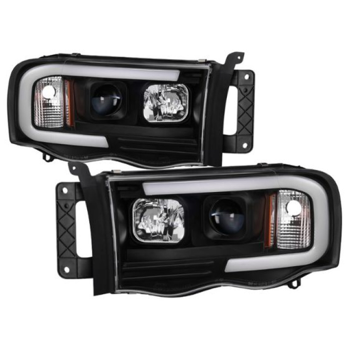 Dodge Ram 1500 02-05 / Ram 2500/3500 03-05 Light Bar Projector Headlights - Black Spyder Auto Spyder Auto in the group Select car model / Dodge / Ram 01-08 / Styling at DDESIGN Scandinavia AB (PRO-YD-DR02V2-LB-BK)