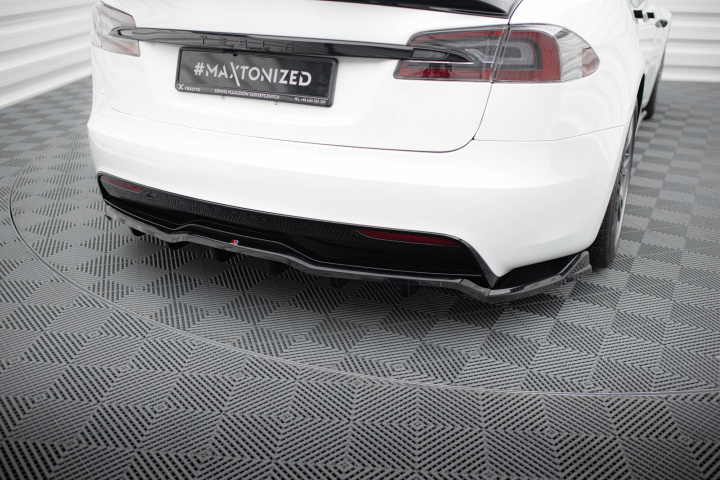 Tesla Model S Plaid Mk1 Facelift 2021+ Central Rear Splitter (With Vertical Bars) V.1 Maxton Design in the group Select car model / Tesla Motors / Tesla Model S 2012+ at DDESIGN Scandinavia AB (TE-MODELS-1F2-PLRD1GRD3G)