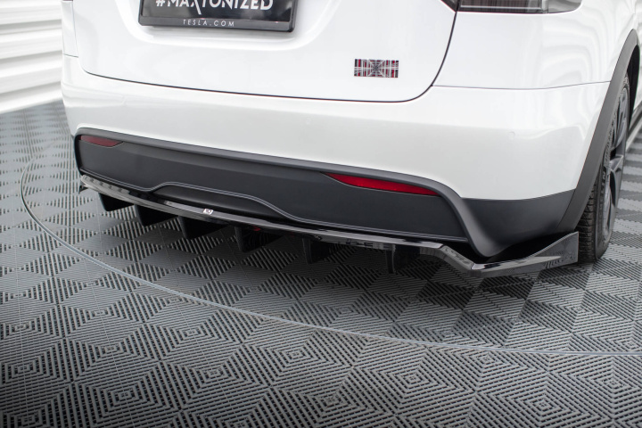 Tesla Model X Mk1 Facelift 2021+ Central Rear Splitter (With Vertical Bars) V.1 Maxton Design in the group Select car model / Tesla Motors / Tesla Model X 2015+ at DDESIGN Scandinavia AB (TE-MODELX-1F-RD1G-RD2G)