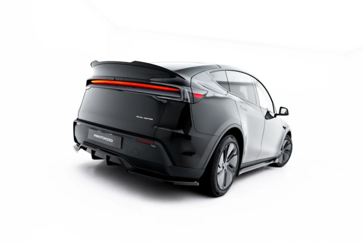 Tesla Model Y Mk1 Facelift 2025+ Central Rear Splitter (With Vertical Bars) V.1 Maxton Design in the group Select car model / Tesla Motors / Tesla Model Y 2020+ at DDESIGN Scandinavia AB (TE-MODELY-1F-RD1G-RD2G)