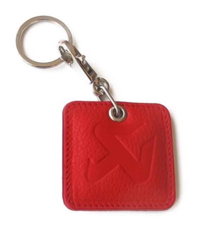 Akrapovic Square Leather Keychain - red in the group Select car model at DDESIGN Scandinavia AB (akr800947)