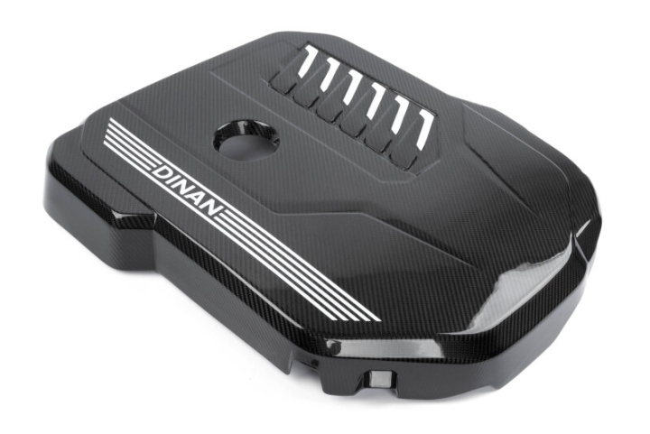 Dinan Gloss Carbon Fiber Engine Cover - 2020-2026 BMW B58D in the group Select car model at DDESIGN Scandinavia AB (dnnD590-0003)